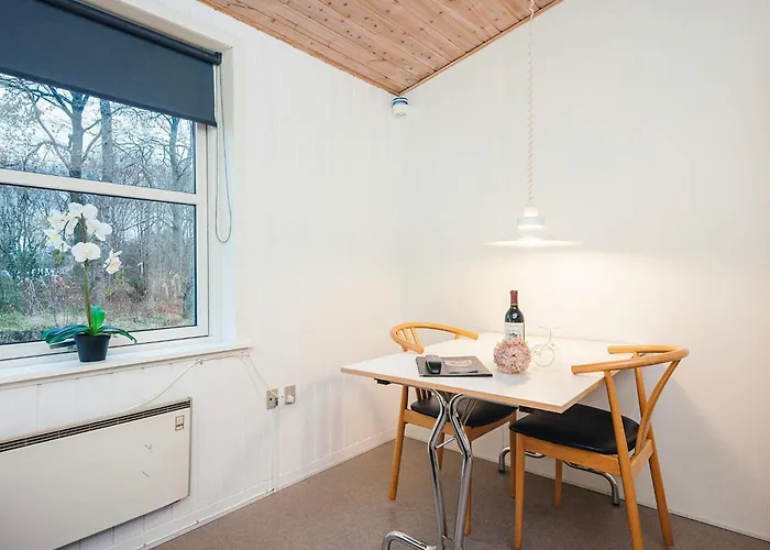 For 2 Guests, Ansager